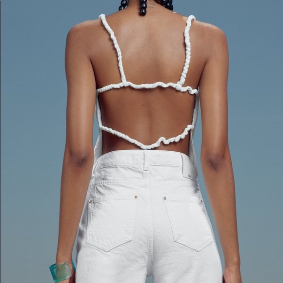 High-waisted jeans with five pockets and straight legs. Washed effect. - Picture 9 of 14